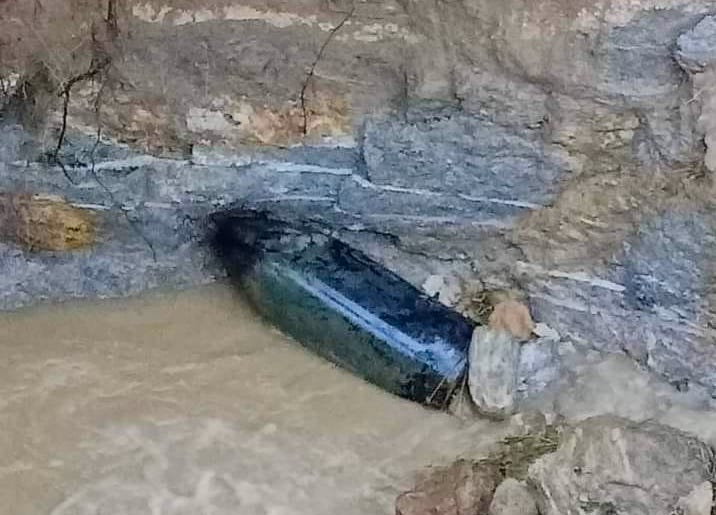Mưa lũ ở Nghệ An xói mòn đất, lộ ra quả bom 200 kg