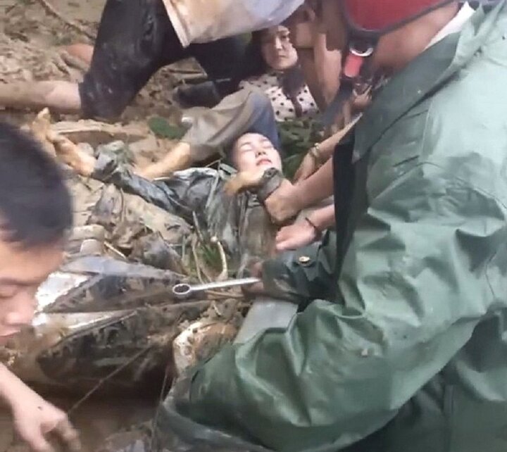 Kịp thời cứu 2 cô giáo ở Nghệ An bị đất đá vùi lấp trên đường đi dạy về