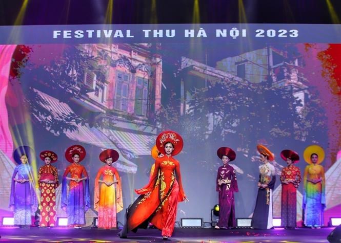 Sôi động Carnaval Thu Hà Nội trên Phố đi bộ Hồ Hoàn Kiếm