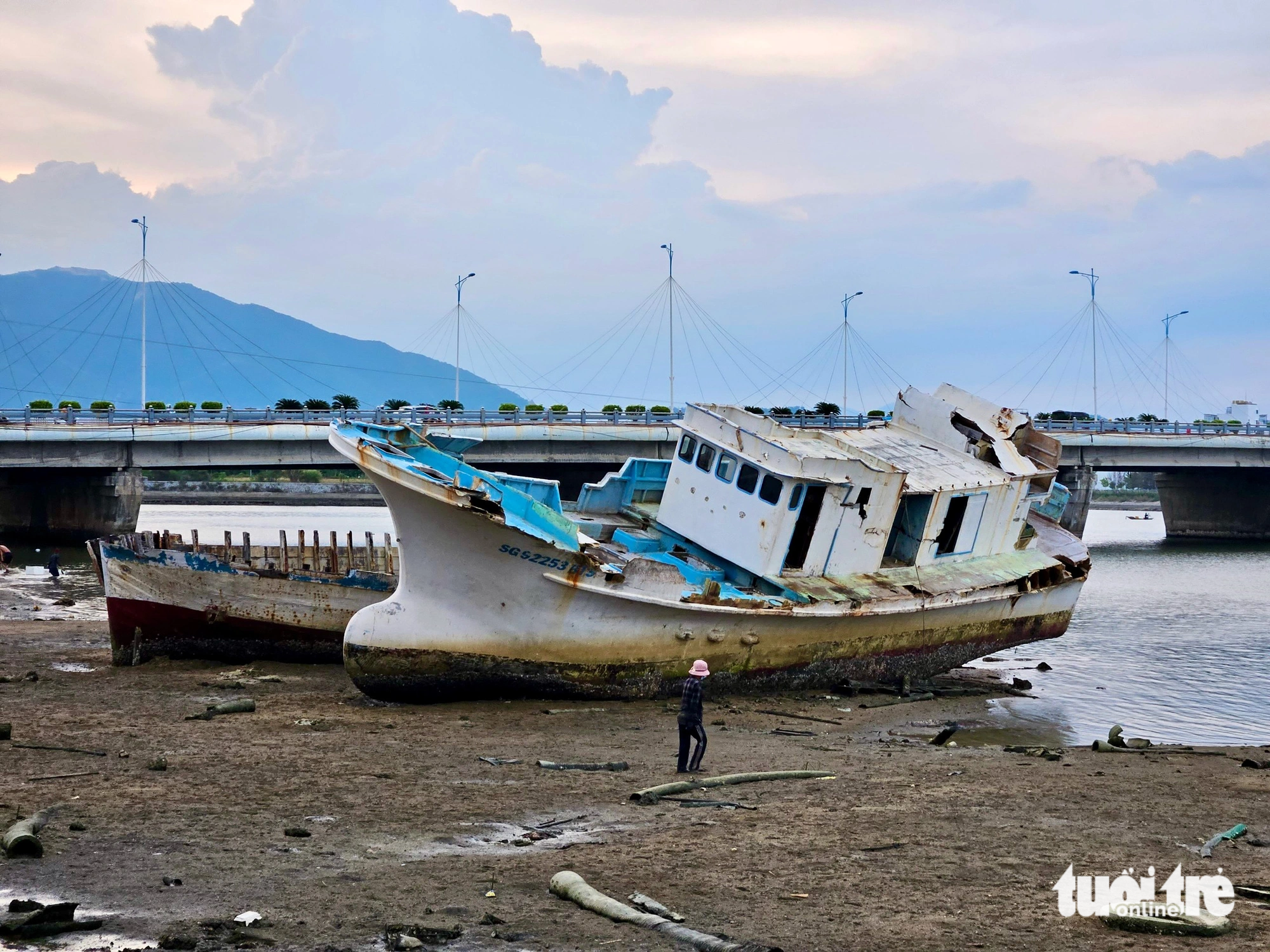 'Nghĩa địa' tàu đắm ở Nha Trang gây nhức mắt