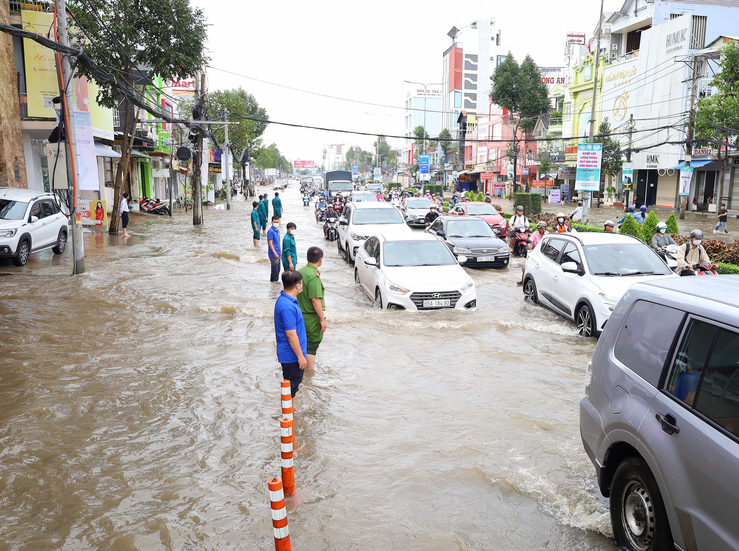 Đoàn viên thanh niên Cần Thơ giải cứu xe trong 'biển nước'