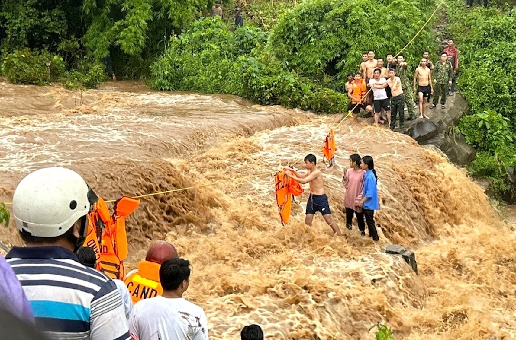 Cả trăm người cứu 4 em nhỏ mắc kẹt giữa dòng nước lũ