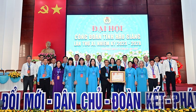 LĐLĐ tỉnh Hậu Giang đón nhận Huân chương Lao động hạng Nhất tại Đại hội