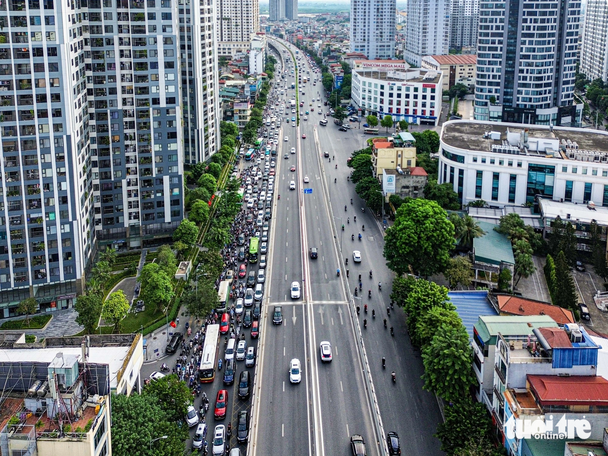 Hà Nội: Nhiều xe máy ngang nhiên vi phạm, chạy vào đường trên cao