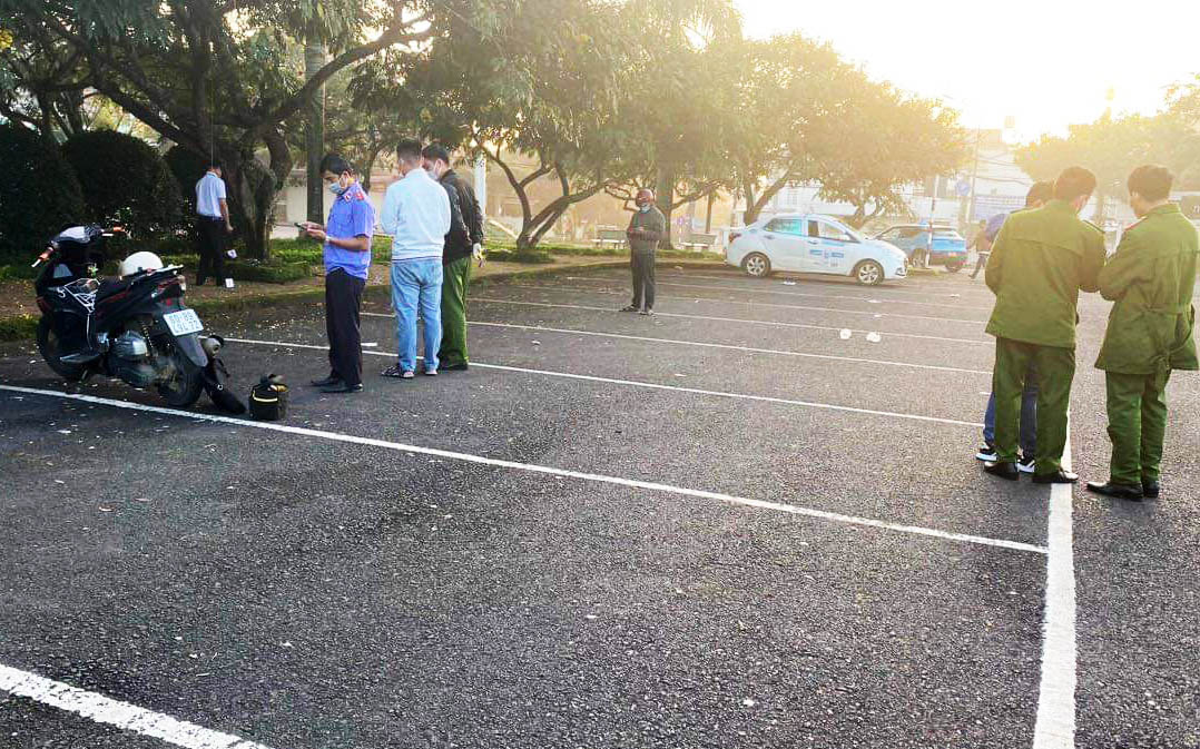 Tài xế taxi tử vong trong tư thế treo cổ tại quảng trường TP Bảo Lộc