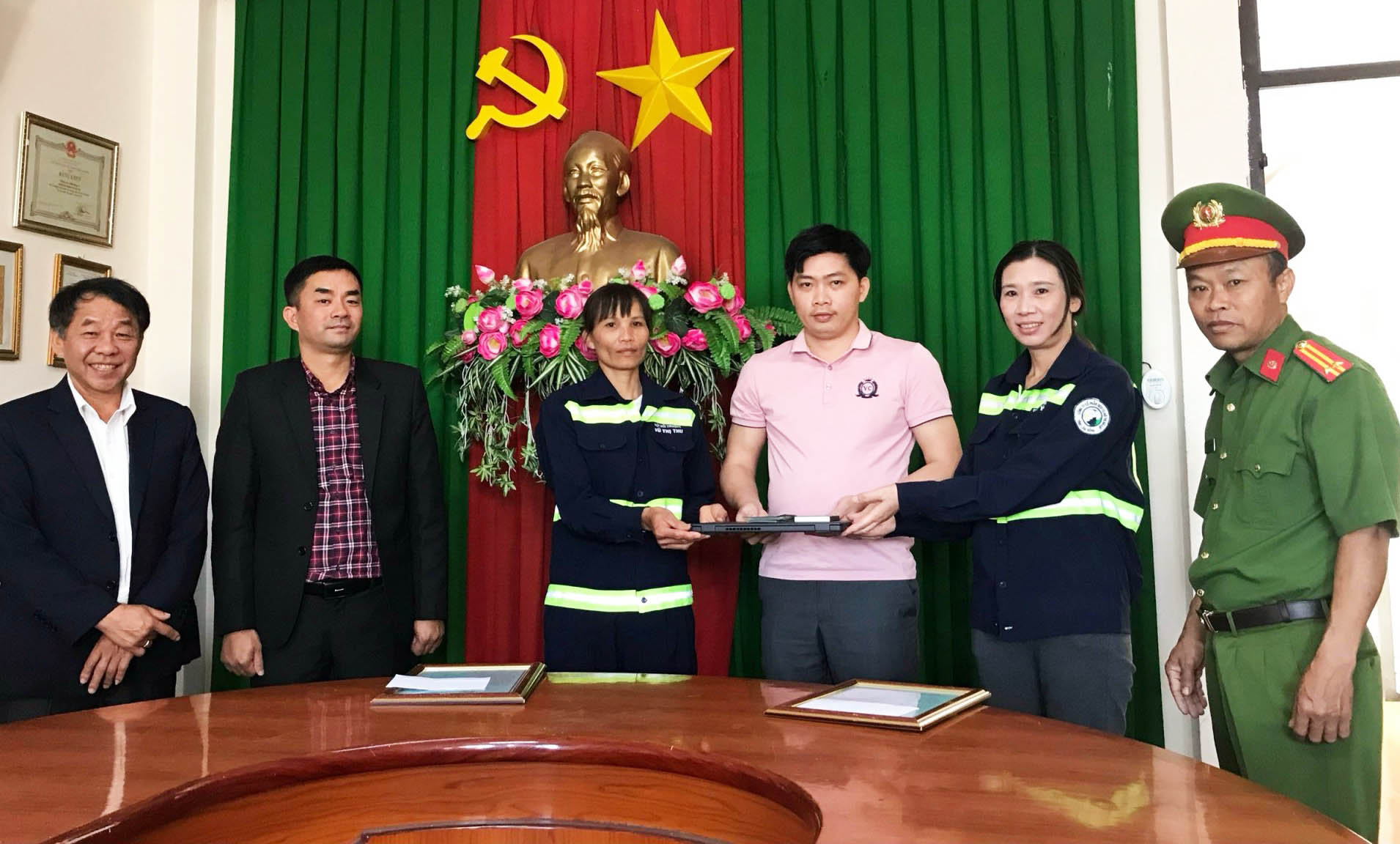 Hai nhân viên môi trường ở Đà Lạt trả lại balo có laptop và 4.700 đô cho người đánh rơi