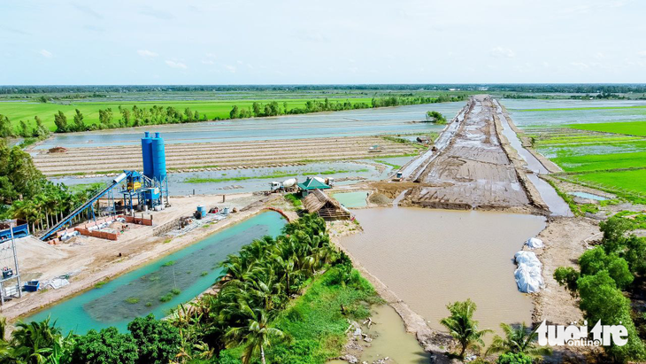 Thiếu cát, toàn bộ tuyến cao tốc Cần Thơ - Cà Mau 'đào xong rồi để đấy'