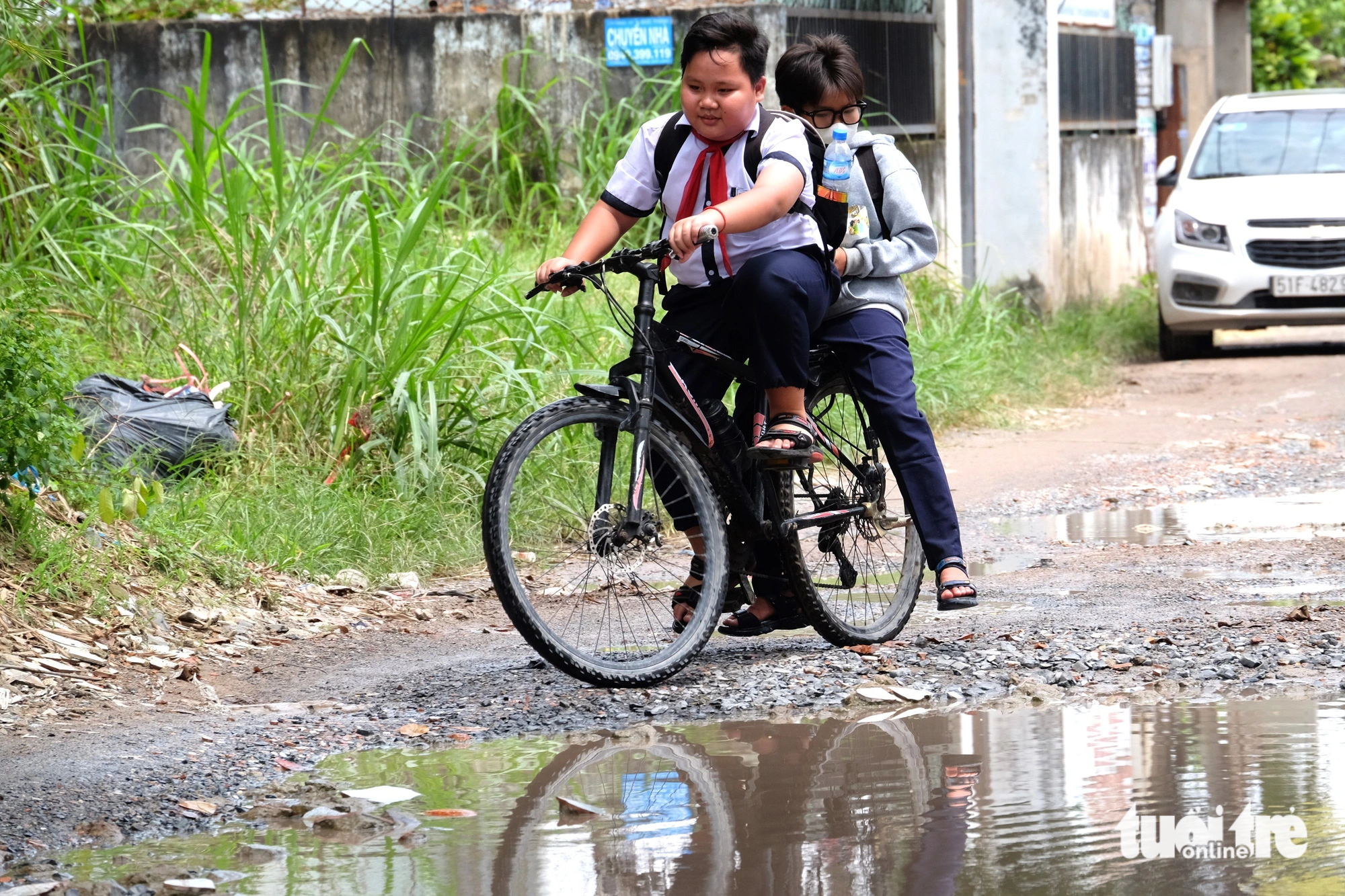 Học sinh ở Bình Tân, Bình Chánh, Hóc Môn sụp 'ổ gà' trên những tuyến đường... nát như tương