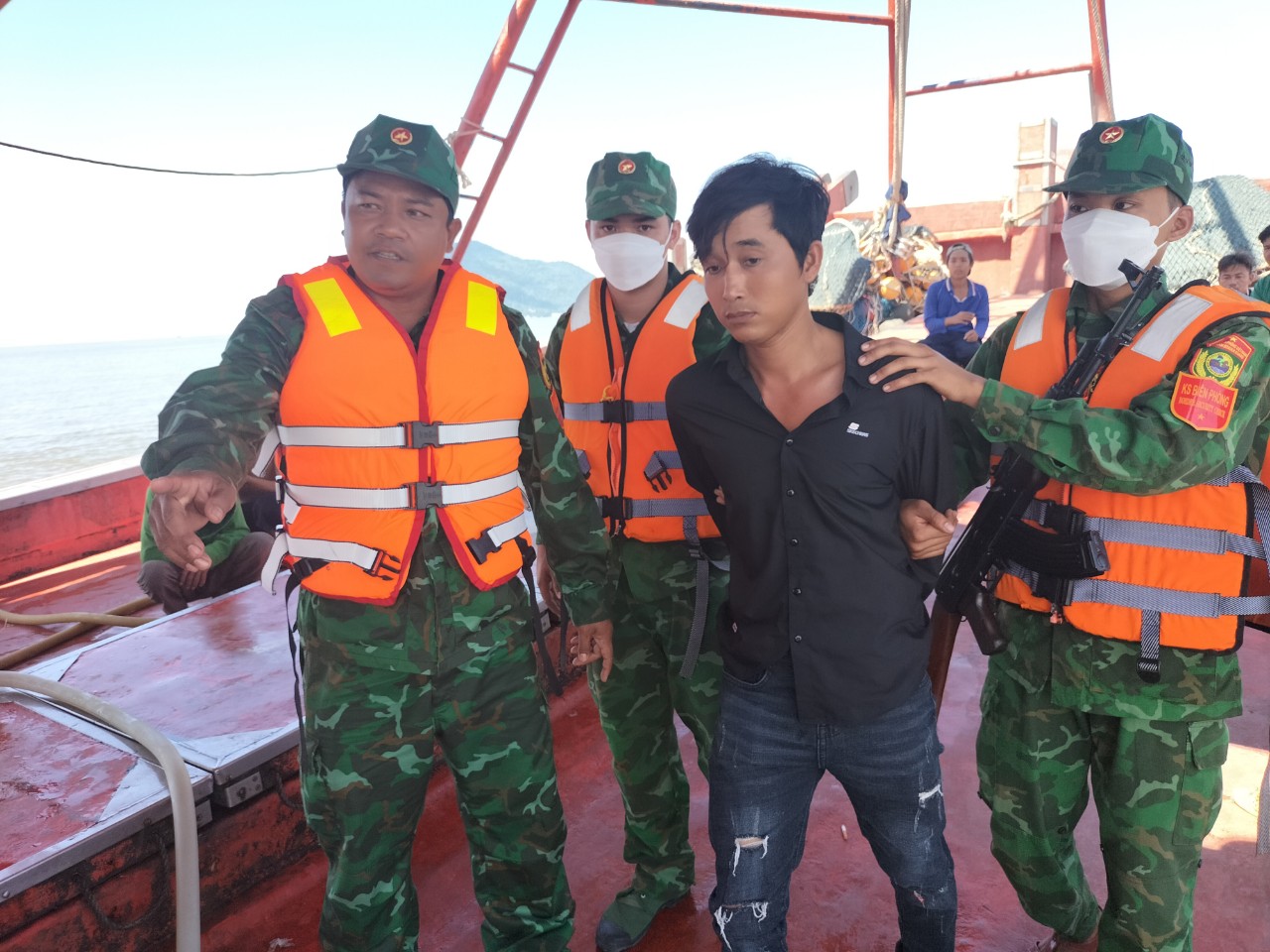 Bộ đội Biên phòng bắt tội phạm truy nã đi trên tàu cá ở Kiên Giang