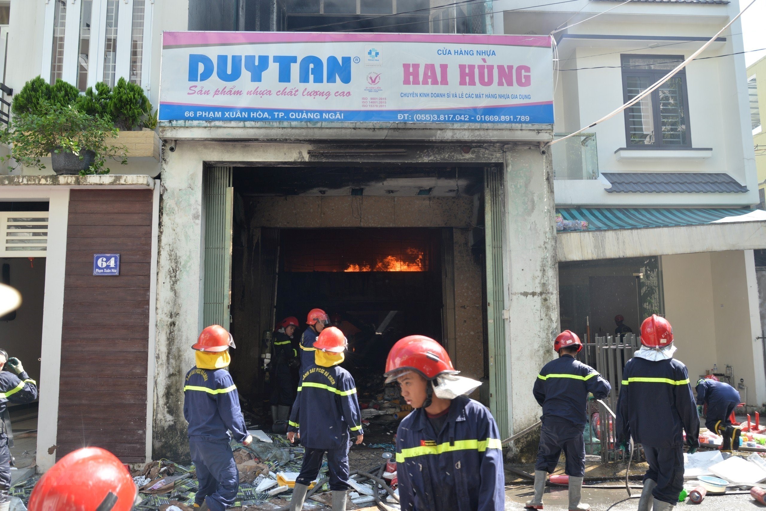 Quảng Ngãi: Dập tắt đám cháy lớn tại cửa hàng kinh doanh nhựa