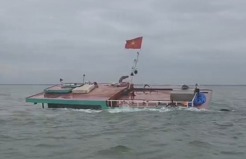 Bộ đội Biên phòng Hải Phòng cứu nạn 2 thuyền viên bị nạn trên biển