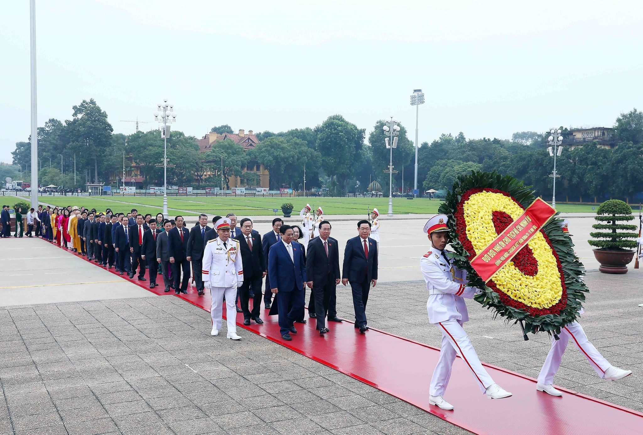 Lãnh đạo Đảng, Nhà nước và đại biểu Quốc hội vào Lăng viếng Chủ tịch Hồ Chí Minh