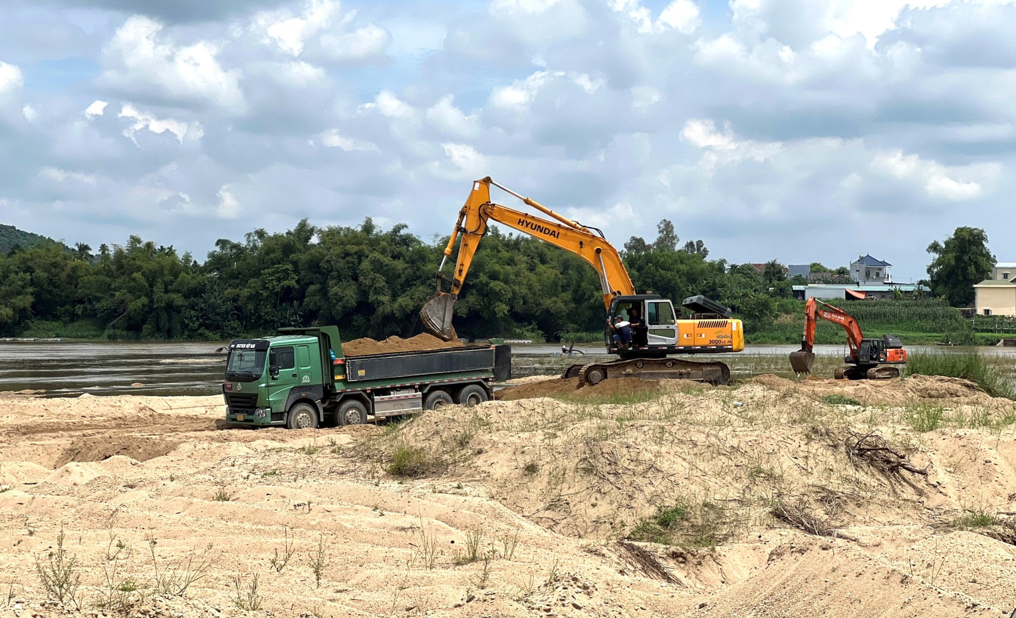 Loạt sai phạm trong khai thác khoáng sản ở Quảng Ngãi vẫn chờ... khắc phục