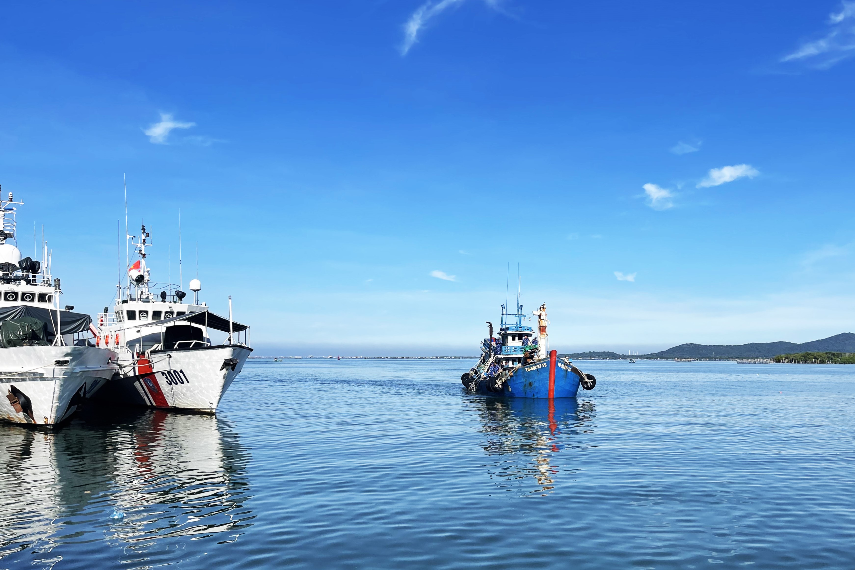 Cảnh sát biển bắt giữ tàu chở 80.000 lít dầu không rõ nguồn gốc