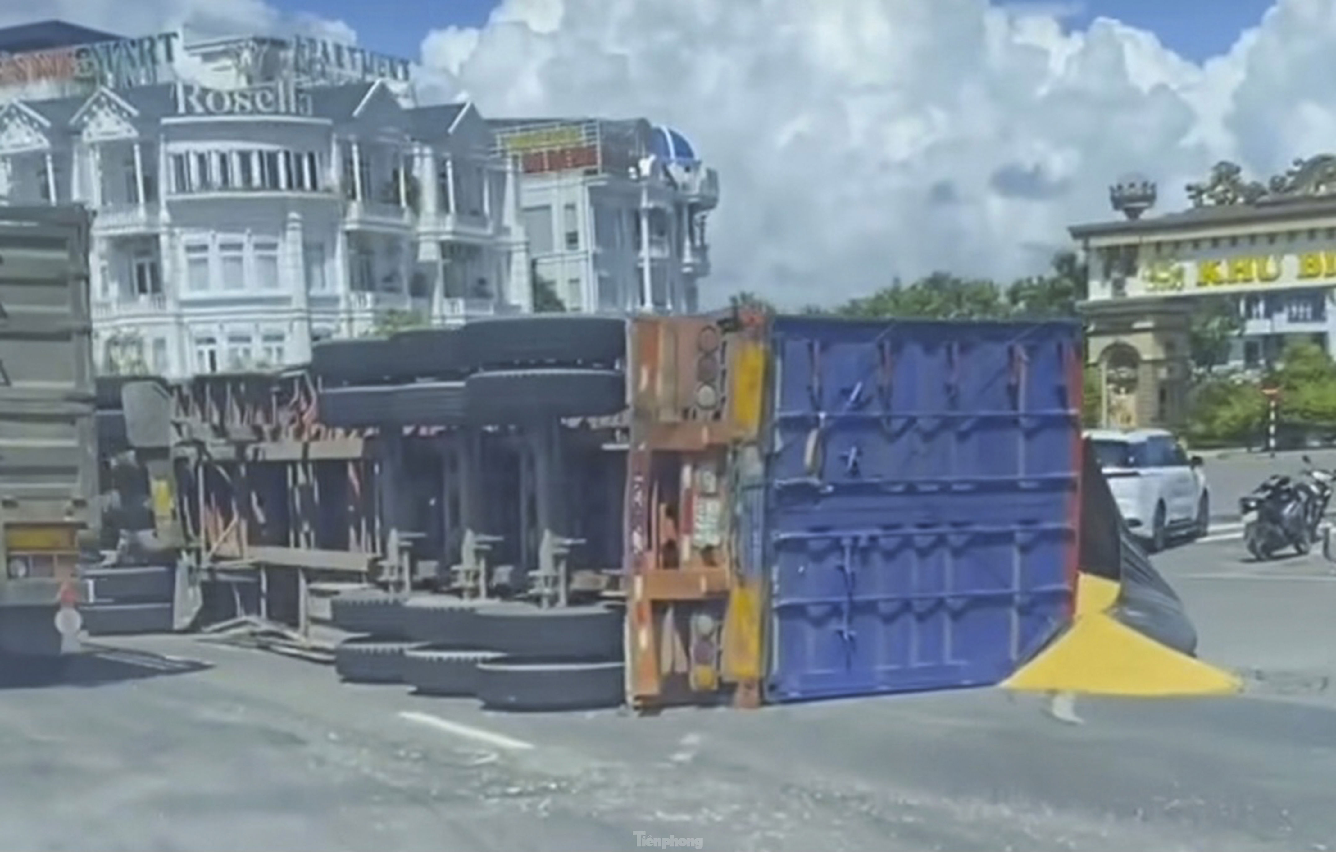 Container chở hàng liên tiếp bị lật khi qua vòng xuyến