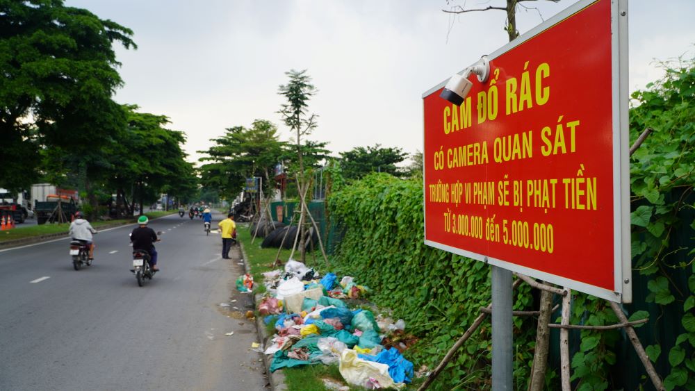 Đường Nguyễn Văn Linh xuất hiện hàng chục bãi rác tự phát