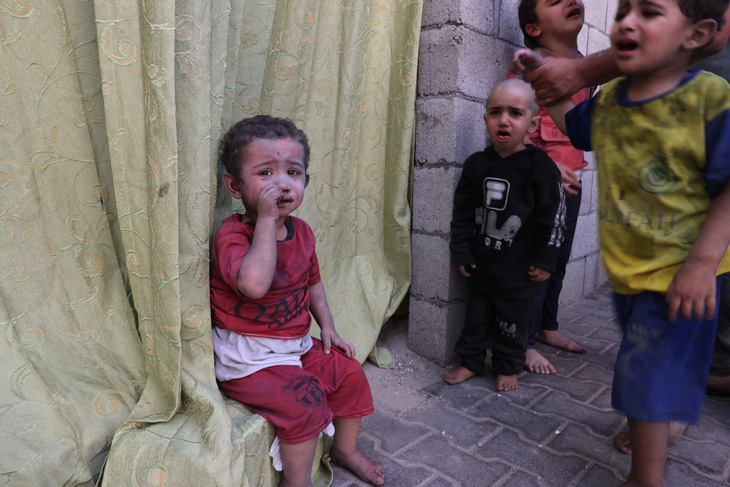 Hiện tượng mới ở Dải Gaza: Những dòng tên viết bằng mực đen trên bụng trẻ