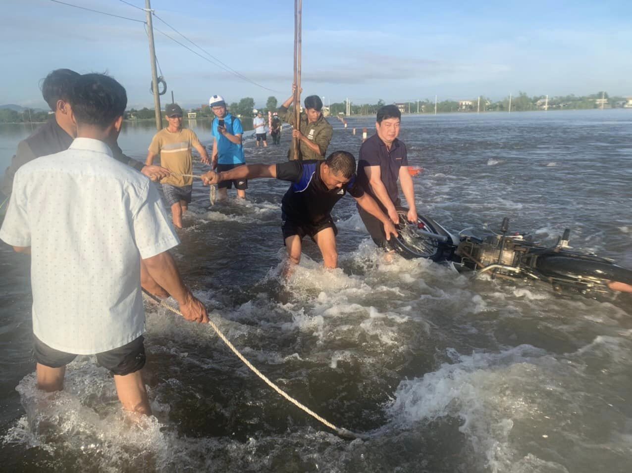 Chồng chở vợ đi làm bị nước cuốn, may mắn được cứu thoát