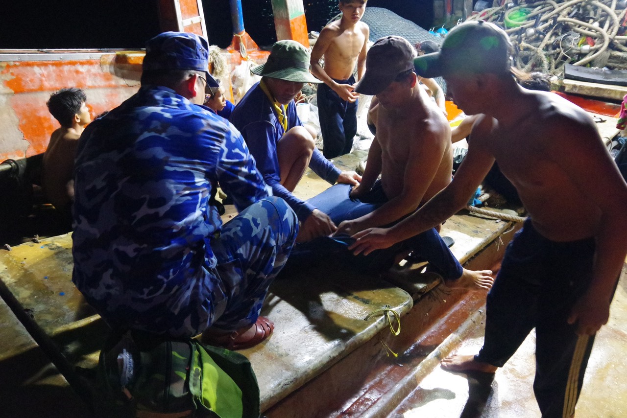 Cảnh sát biển cấp cứu ngư dân bị ngạt khí độc trong hầm tàu cá