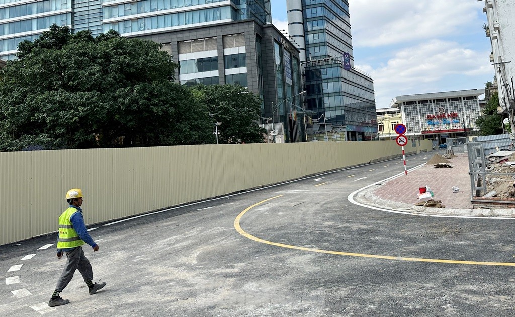 Dỡ rào chắn ga ngầm metro S12 cho xe đi một chiều trên đường Trần Hưng Đạo