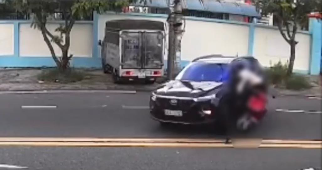 Ôtô quay đầu ở đoạn đường cấm, tài xế đạp nhầm chân ga khiến 1 người tử vong
