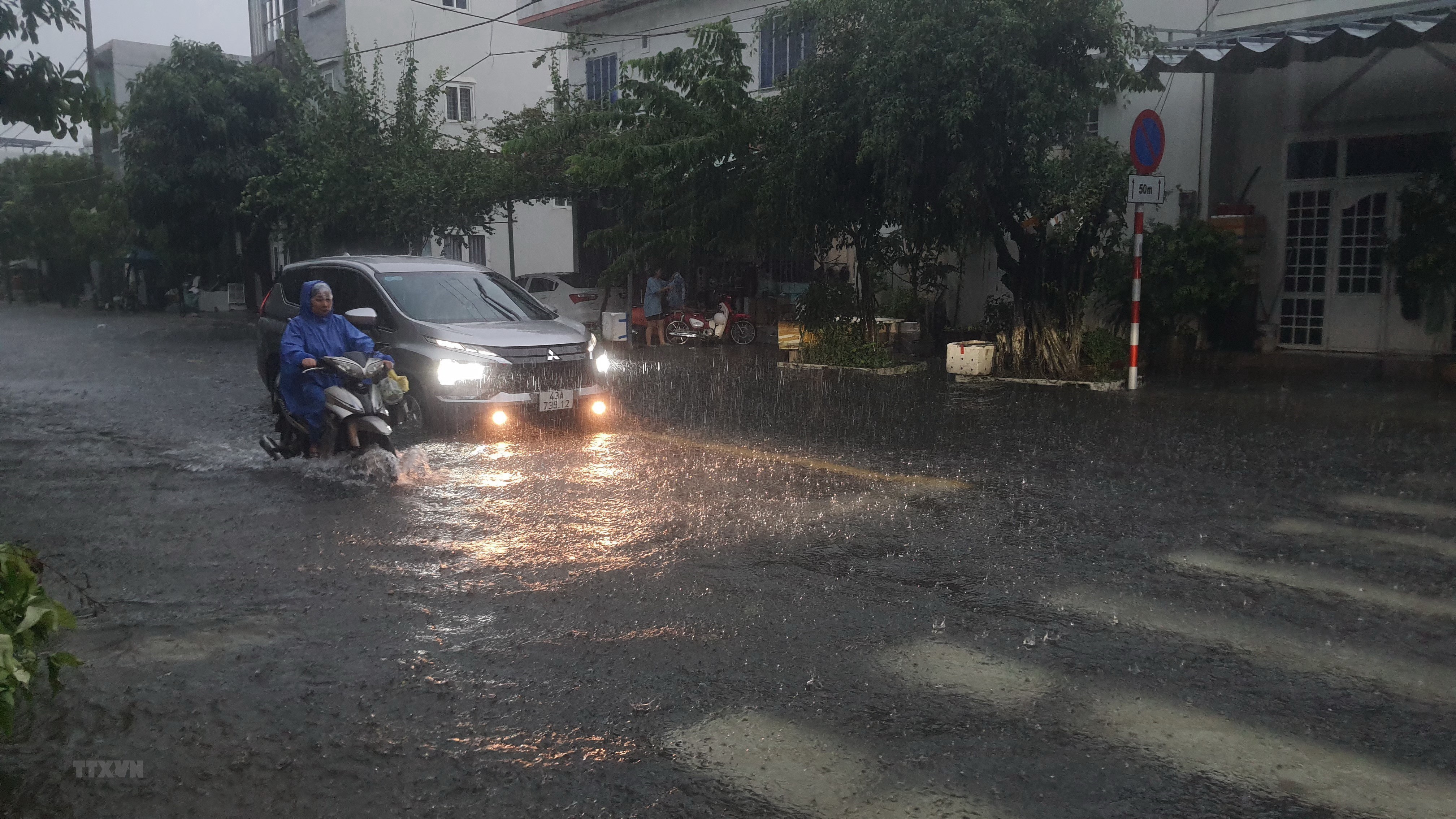 Đà Nẵng tiếp tục mưa lớn, di dời hàng nghìn người dân khỏi vùng ngập