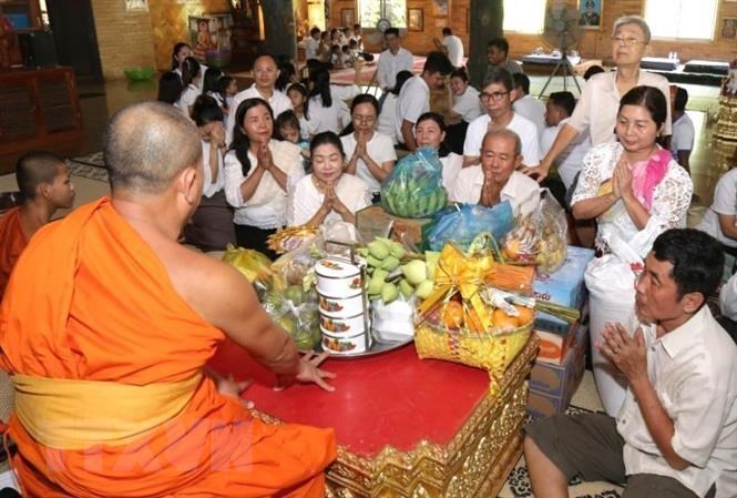 Người dân Campuchia bắt đầu kỳ nghỉ lễ Pchum Ben truyền thống