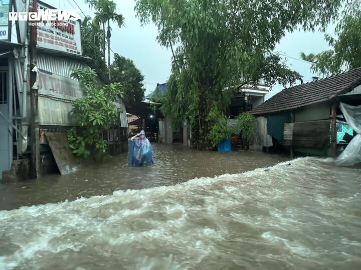 Dải hội tụ nhiệt đới áp sát đất liền, Huế rà soát sơ tán dân khỏi vùng nguy hiểm