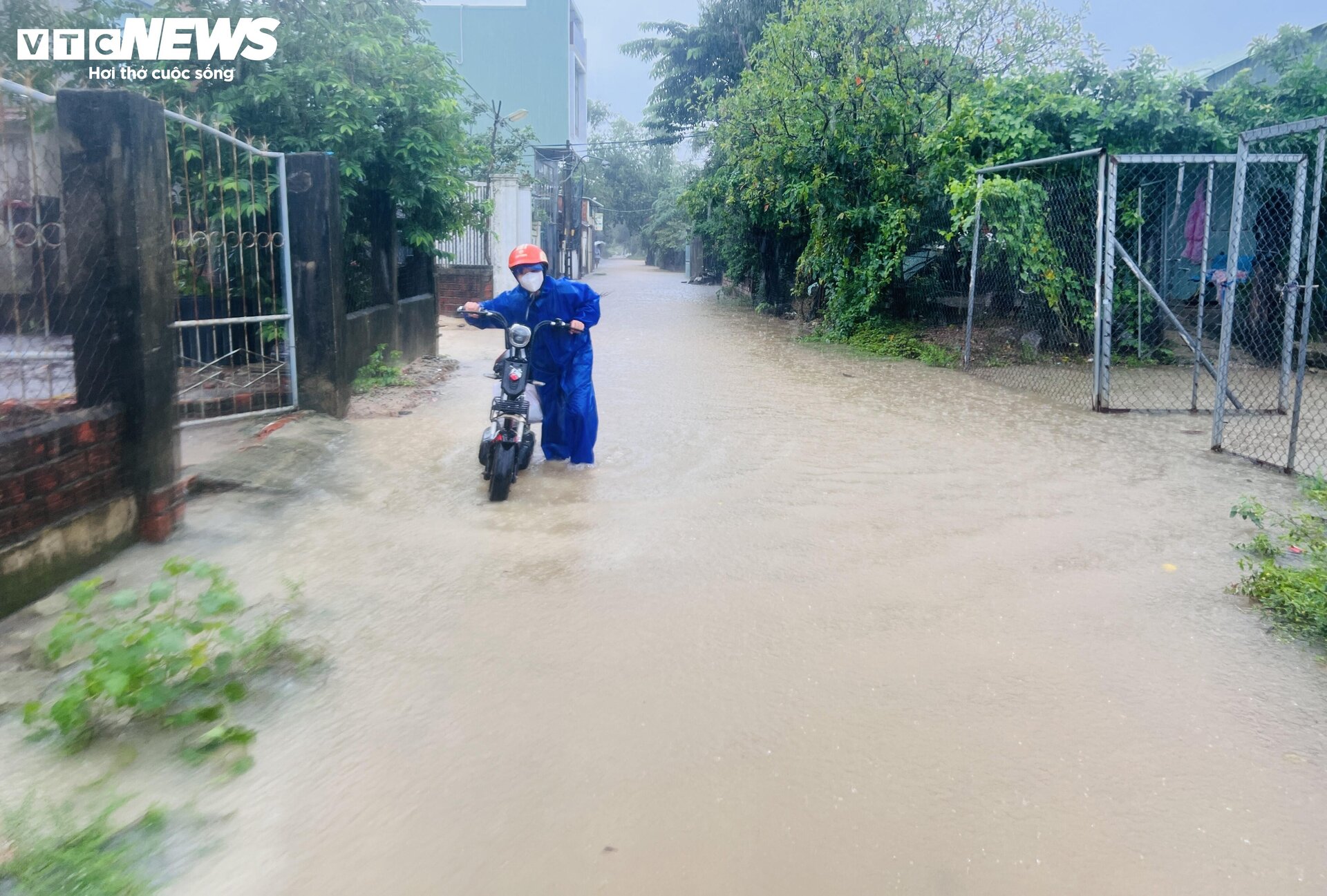 Mưa lớn gây ngập sâu, người dân Quảng Nam tất tả dọn đồ tránh lũ