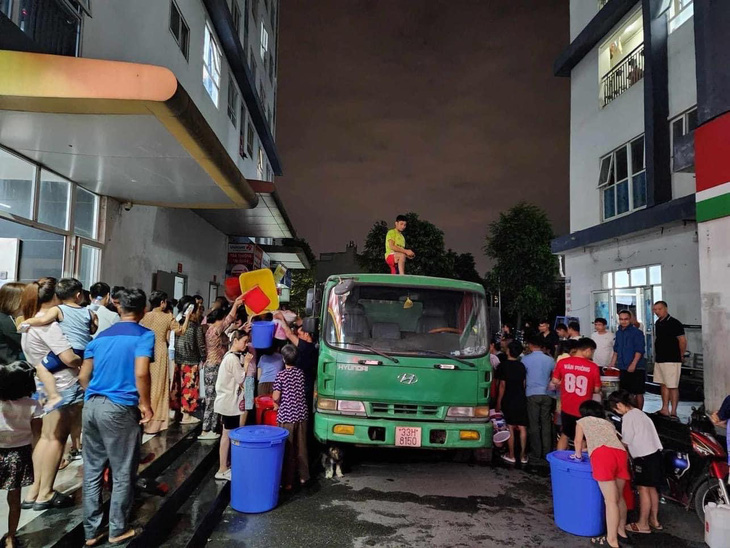Vụ khu đô thị Thanh Hà bị cúp nước: Trung chuyển nước sạch từ sông Đuống về