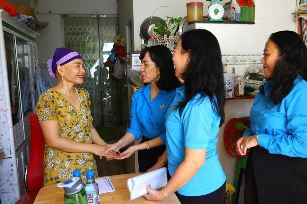 Ấm áp những phần quà 20.10 tặng các nữ CNVCLĐ Bình Thuận bị bệnh hiểm nghèo