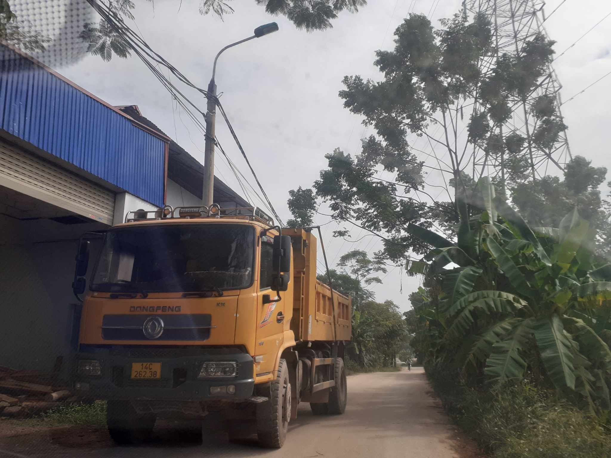 Cần kiểm soát chặt xe tải chở vật liệu thi công dự án đường liên kết vùng