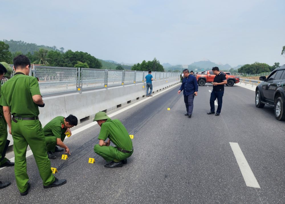 Công an Thanh Hoá đã lấy mẫu giám định vụ nghi đổ hóa chất trên mặt đường cao tốc