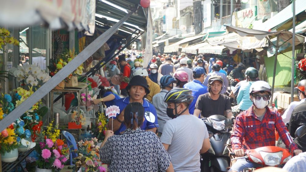 Chợ hoa lớn nhất TPHCM chật kín người trong ngày 20.10