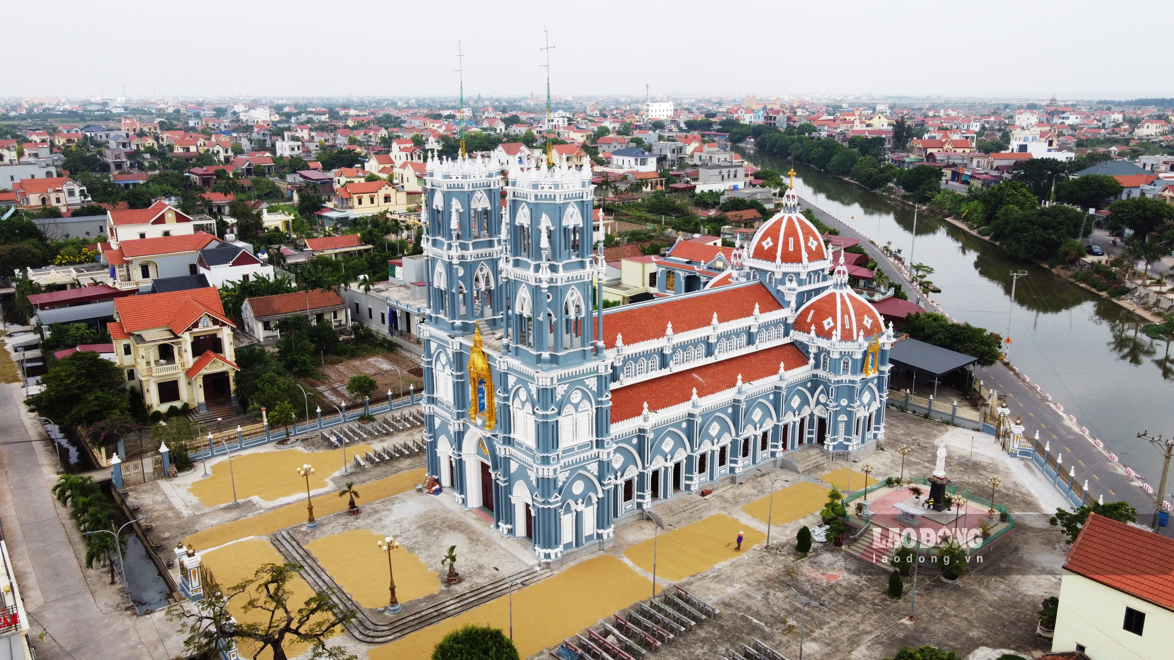 Về Nam Định ngắm nhà thờ màu xanh đẹp như tranh vẽ