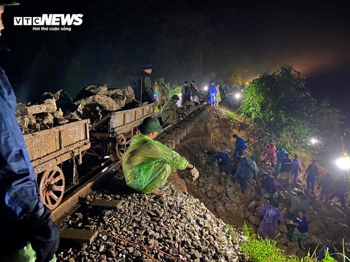 Công nhân dầm mưa, xuyên đêm khắc phục sự cố sạt lở tuyến đường sắt Bắc - Nam