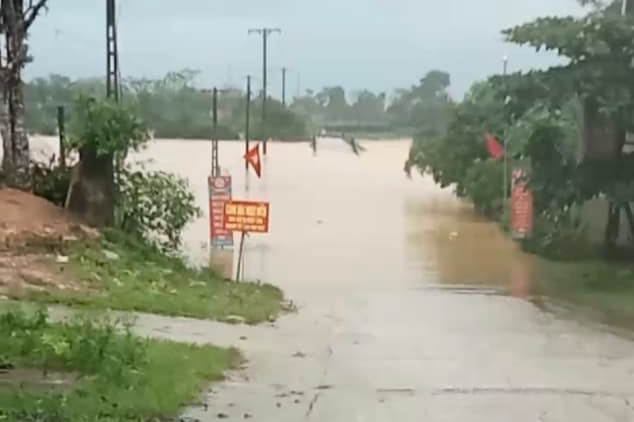 Mưa lớn, đường ngập, tường rào đổ sập khiến học sinh bị thương