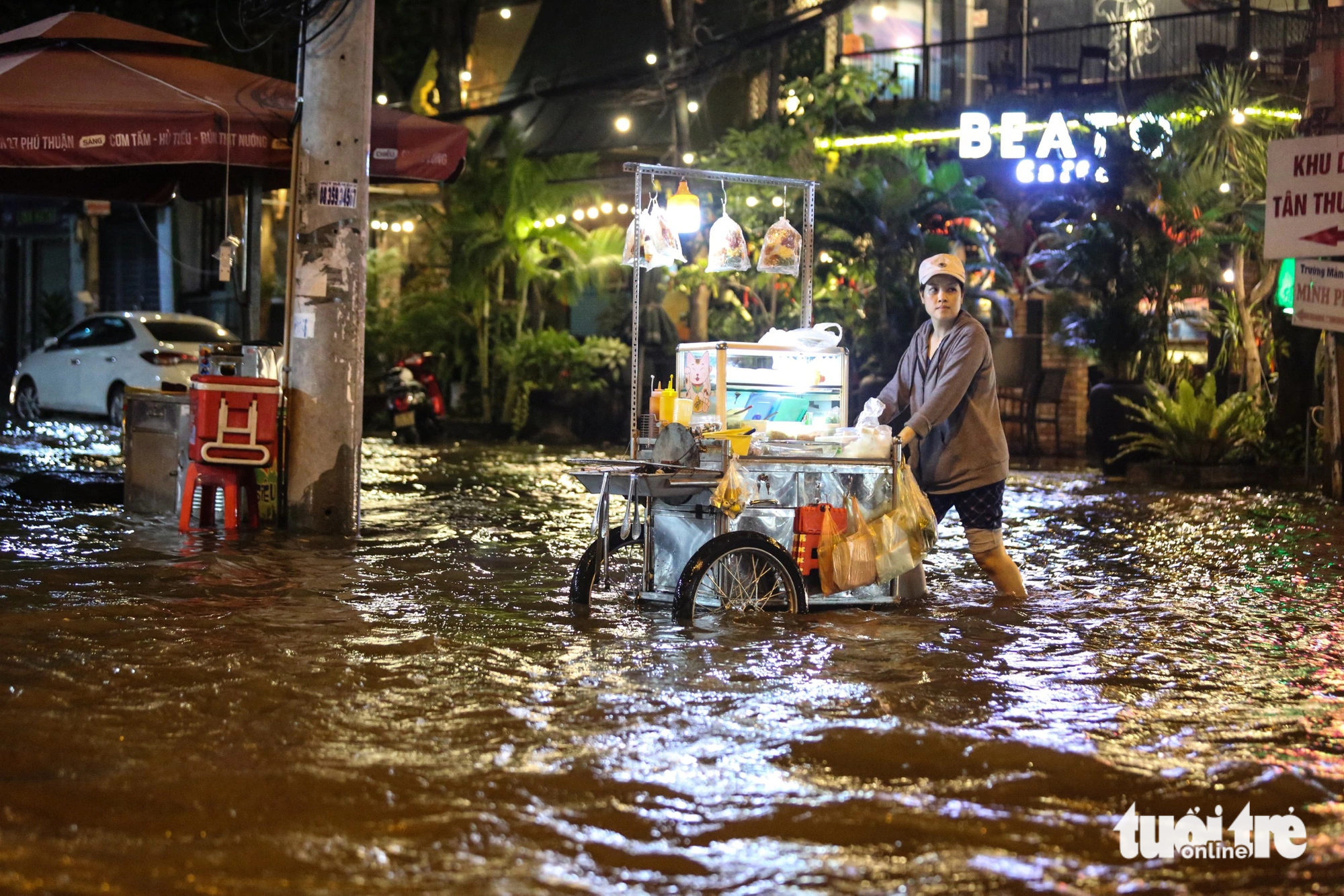 TP.HCM: Triều cường lên đỉnh 1,7m đúng giờ tan tầm