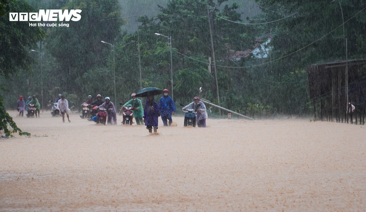 Miền Trung mưa kéo dài, Thủ tướng yêu cầu có phương án hỗ trợ lương thực cho dân