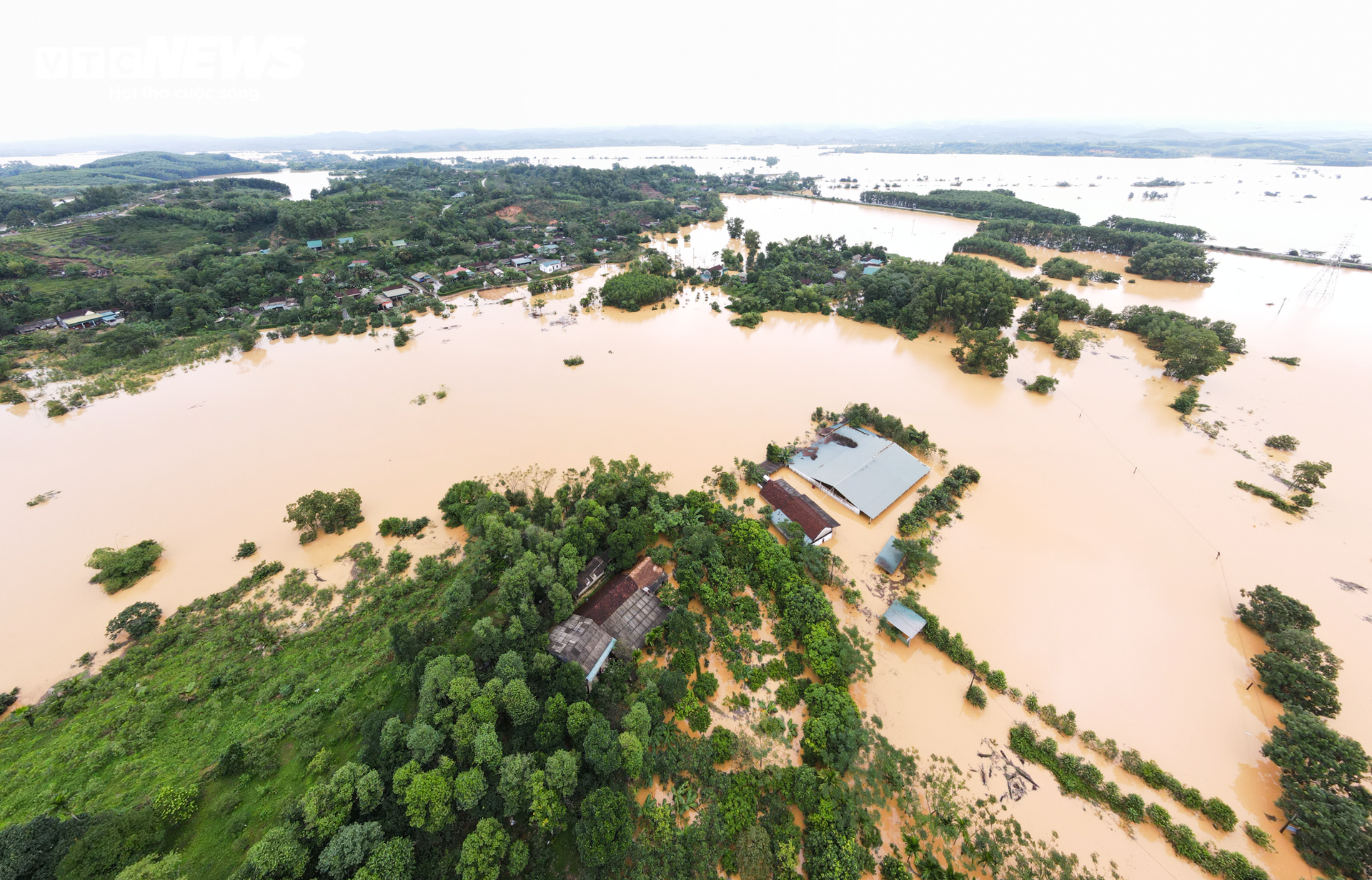 Nước lũ bủa vây, cô lập hàng loạt địa phương ở Hà Tĩnh