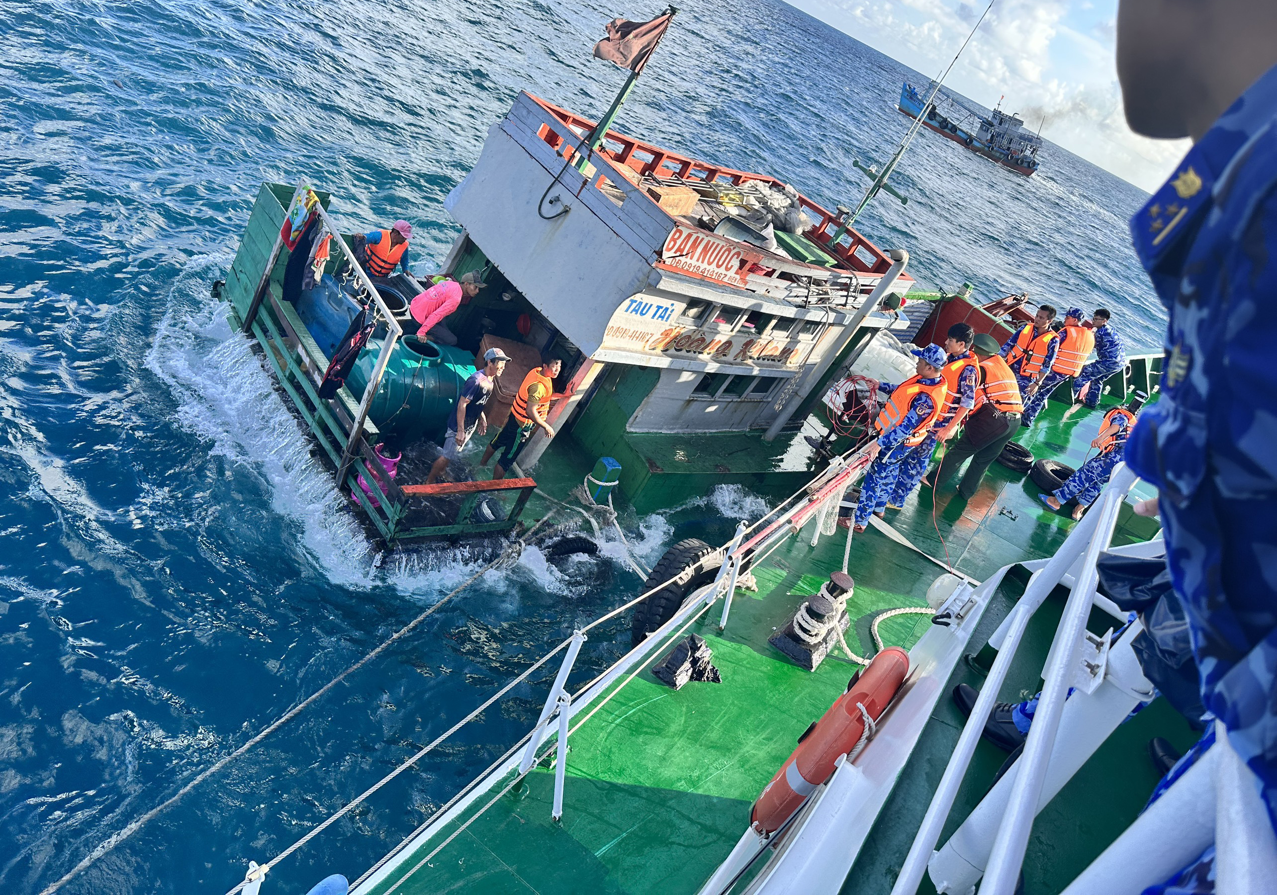 Cứu kịp thời 6 người dân bị chìm tàu trên vùng biển Côn Đảo