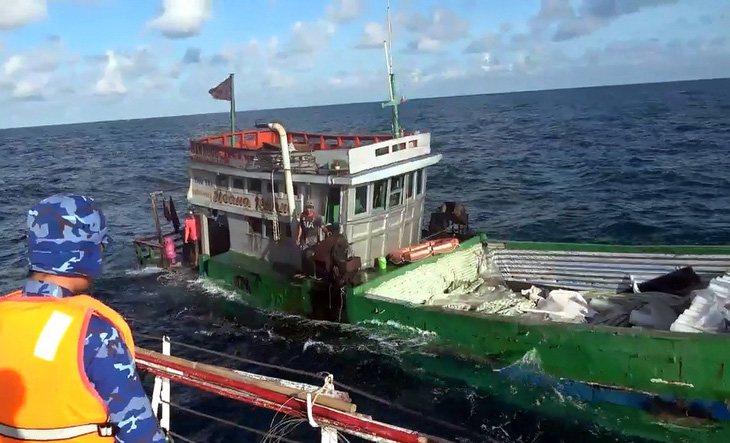 Tàu cảnh sát biển cứu 6 người trên biển Côn Đảo