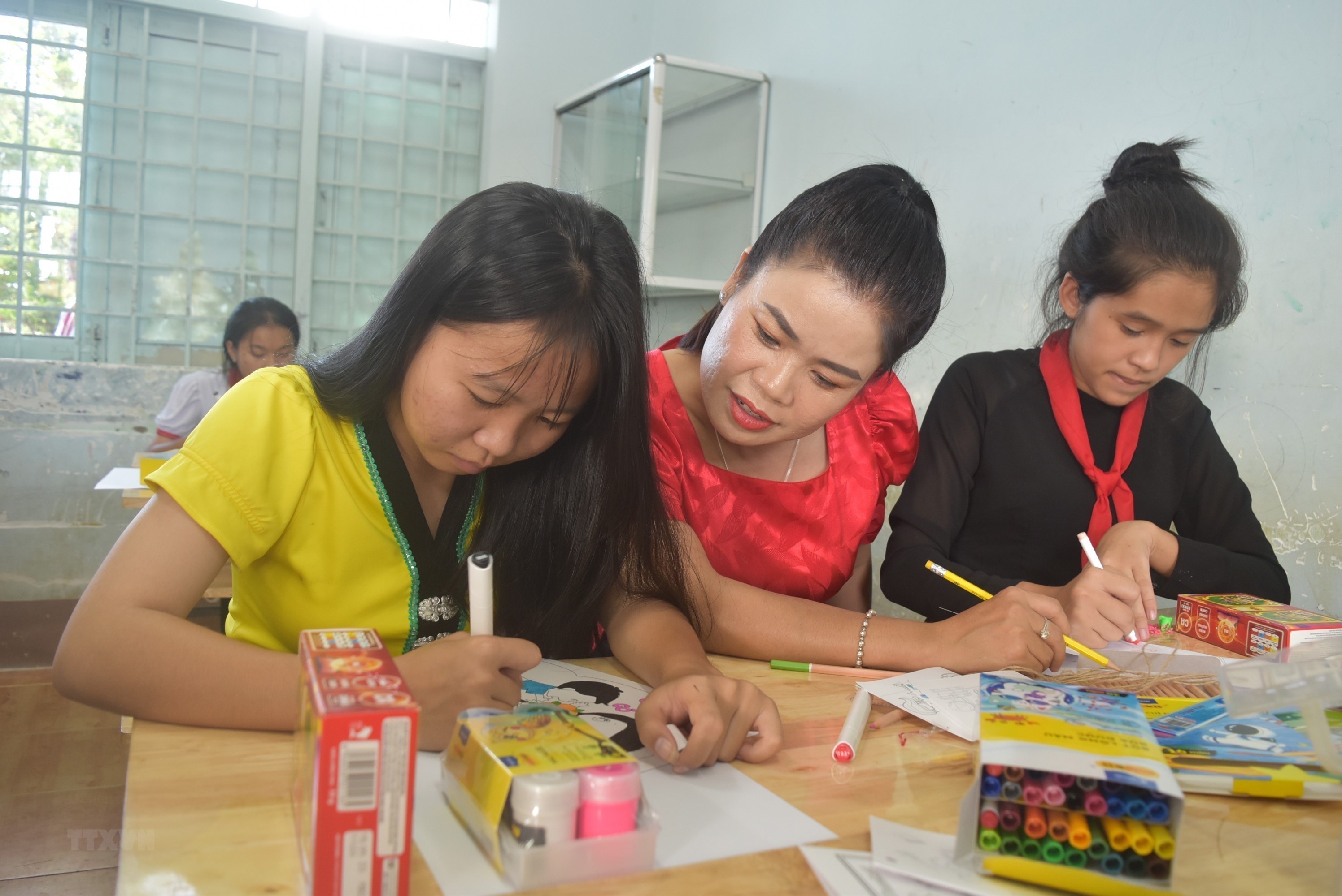 Đắk Lắk: Cô giáo vùng xa tận tụy giúp đỡ học sinh dân tộc thiểu số