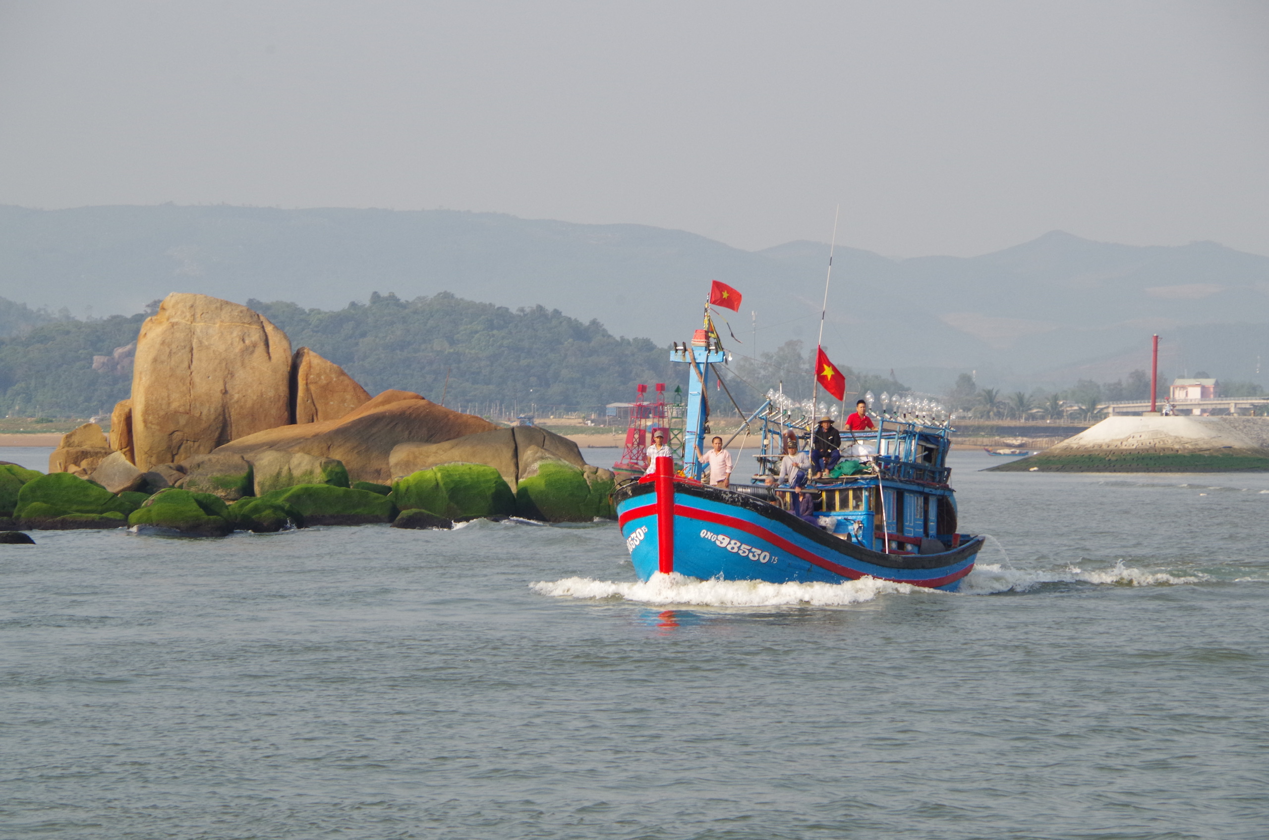 Đề xuất cấm đánh bắt có thời hạn 5 khu vực biển ven bờ tỉnh Quảng Ngãi