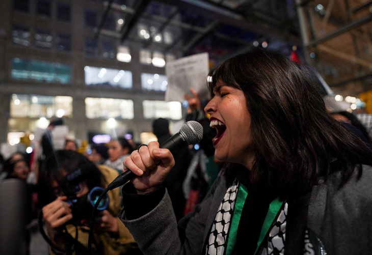 Người ủng hộ Palestine biểu tình trước tòa soạn New York Times, phản đối truyền thông thiên vị