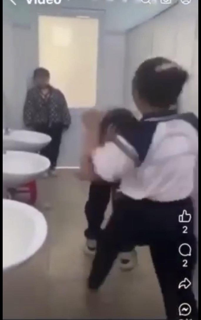 Kỷ luật các học sinh trong vụ nhóm nữ sinh đánh bạn túi bụi trong nhà vệ sinh