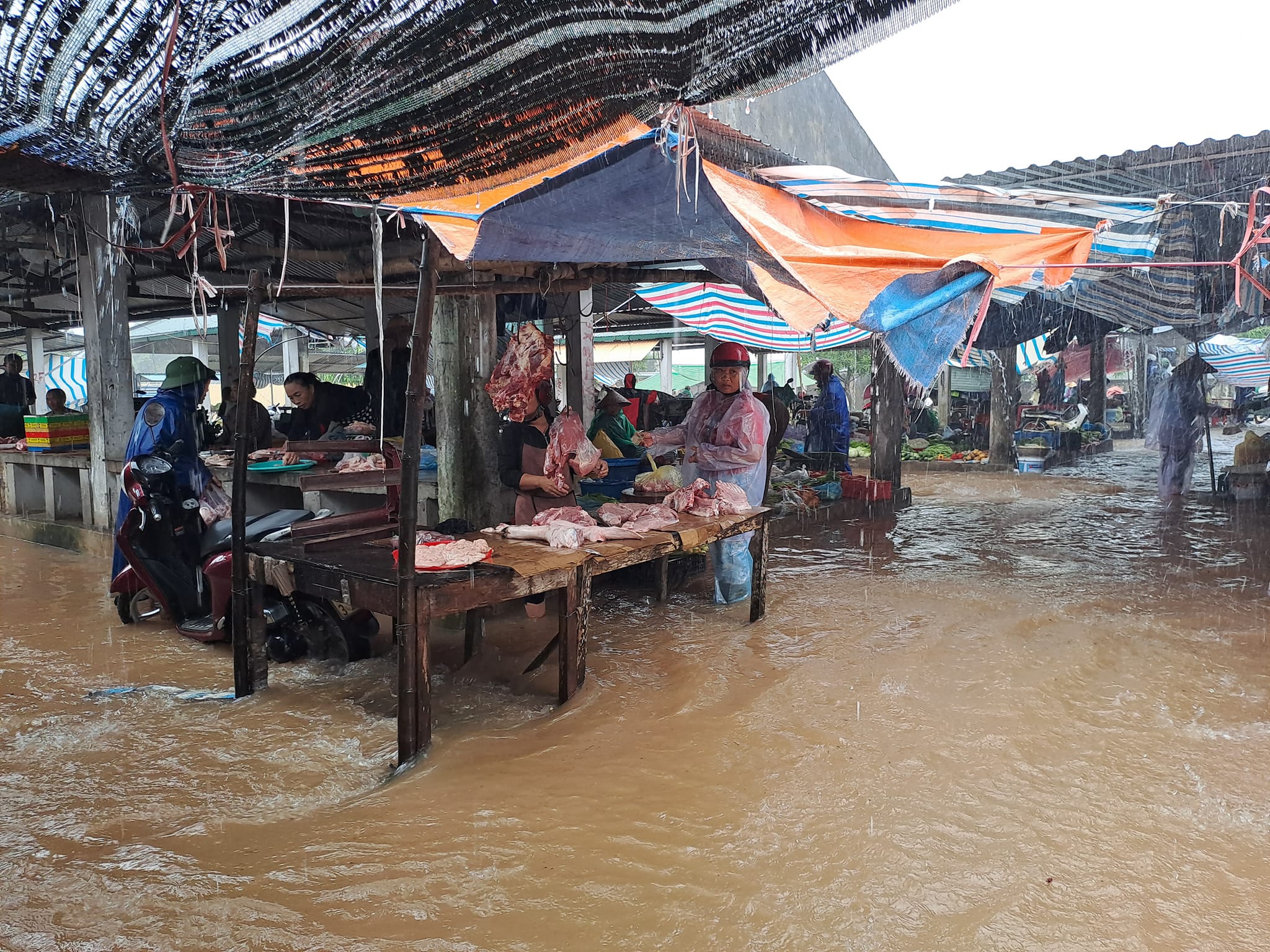 Mưa lớn gây ngập lụt cục bộ ở Hà Tĩnh, nước tràn vào nhà dân