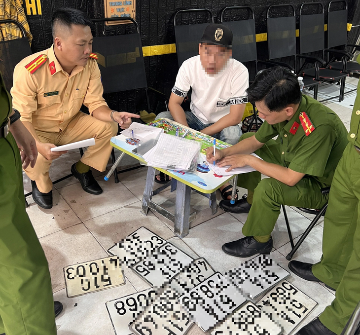 Công an TP.HCM thu hàng trăm biển số giả của các tiệm khắc dấu