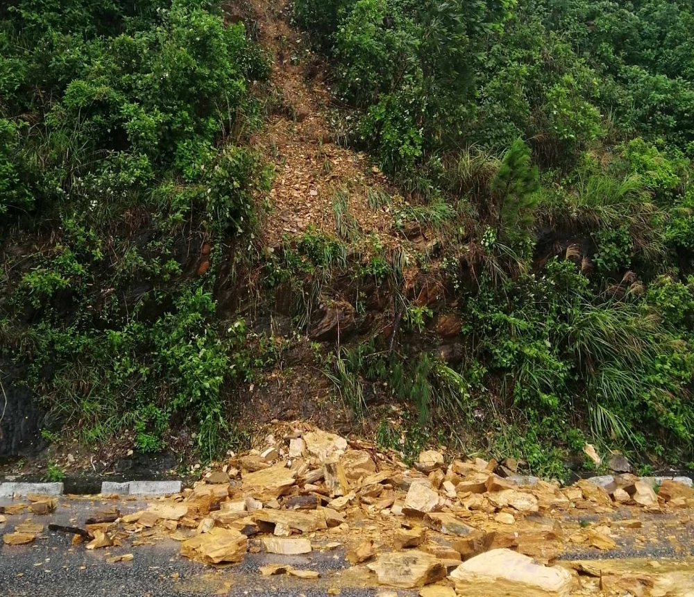Hà Tĩnh: Mưa lớn gây sạt lở núi Nầm, đất đá tràn xuống quốc lộ