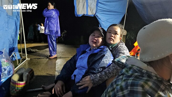 4 học sinh bị nước cuốn ở Phú Yên: Người thân khóc nghẹn chờ tìm con